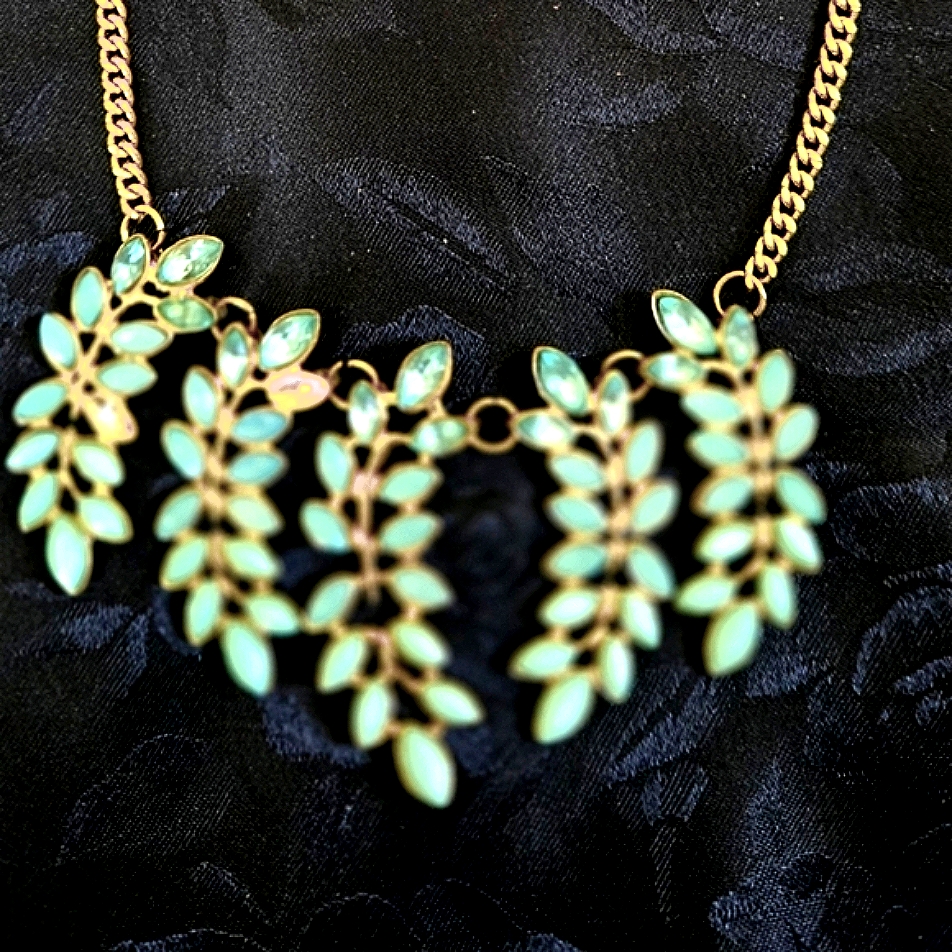 Elegant Gold And Green Leaf Necklace 10$